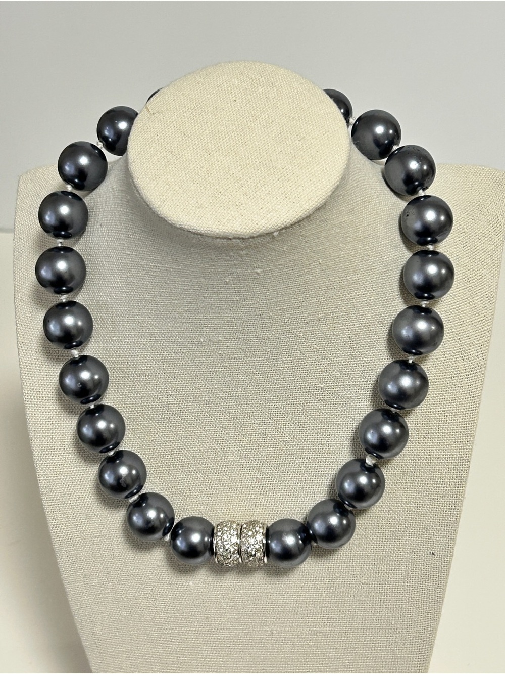 Vtg Dark Gray Pearl Necklace with Crystal Pave Magnet Closure
